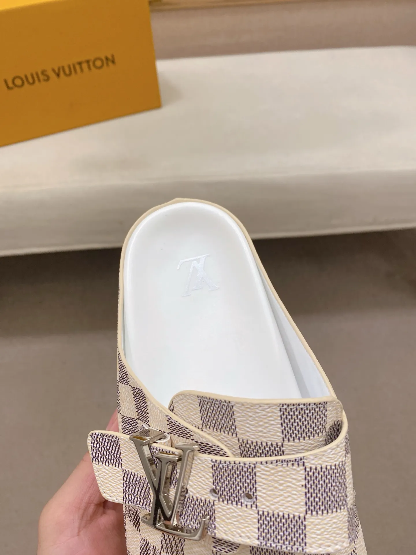 Men's shoes 💰: 360💰Made by LV🔍Top purchasing agents, men's spring and summer slippers are synchronized in the counters. The uppers are made of imported materials from Italy with logo graphics and high-quality craftsmanship. The soles: original soles specially provided by the original factory. The exclusive movable molded soles are super comfortable. Original goods follow the order, 🔍🔍high quality, you can enter and exit the counter at will. Welcome to compare, code number 38-44.